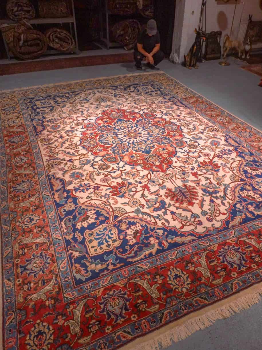 Vaalea käsinsolmittu Tabriz-villamatto, 410 × 303 cm