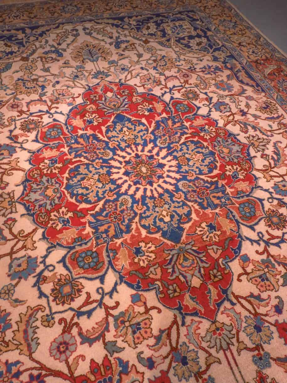 Vaalea käsinsolmittu Tabriz-villamatto, 410 × 303 cm