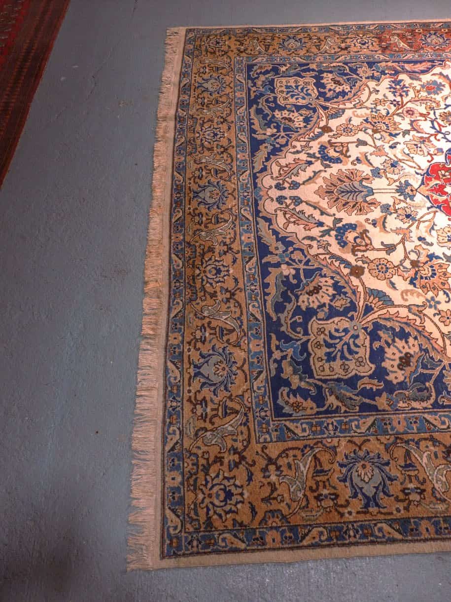 Vaalea käsinsolmittu Tabriz-villamatto, 410 × 303 cm