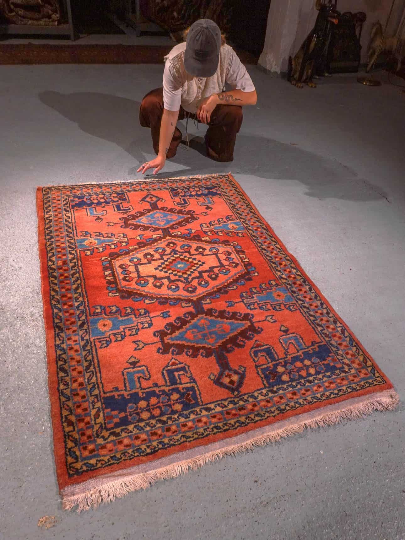Punainen käsinsolmittu Wiss-villamatto, 150 × 106 cm