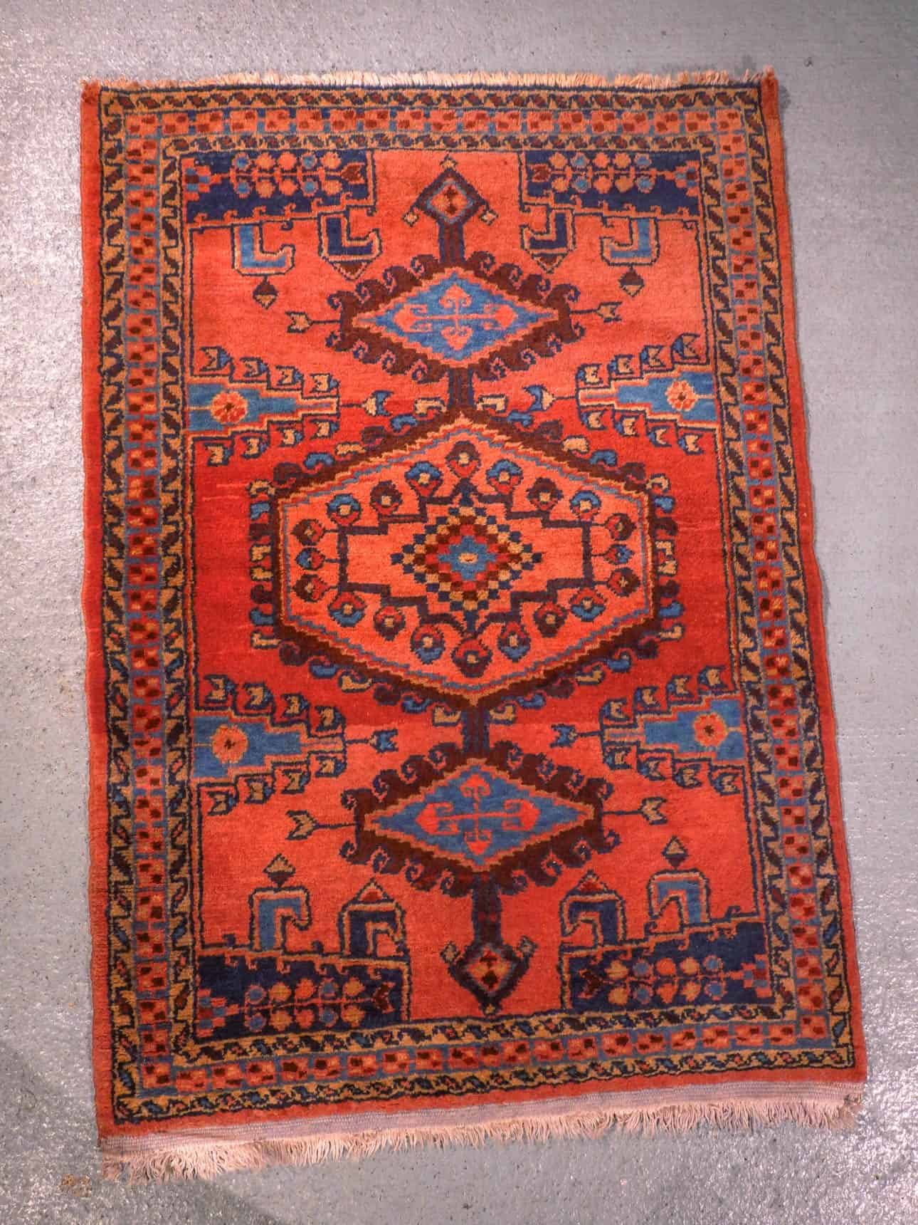 Punainen käsinsolmittu Wiss-villamatto, 150 × 106 cm