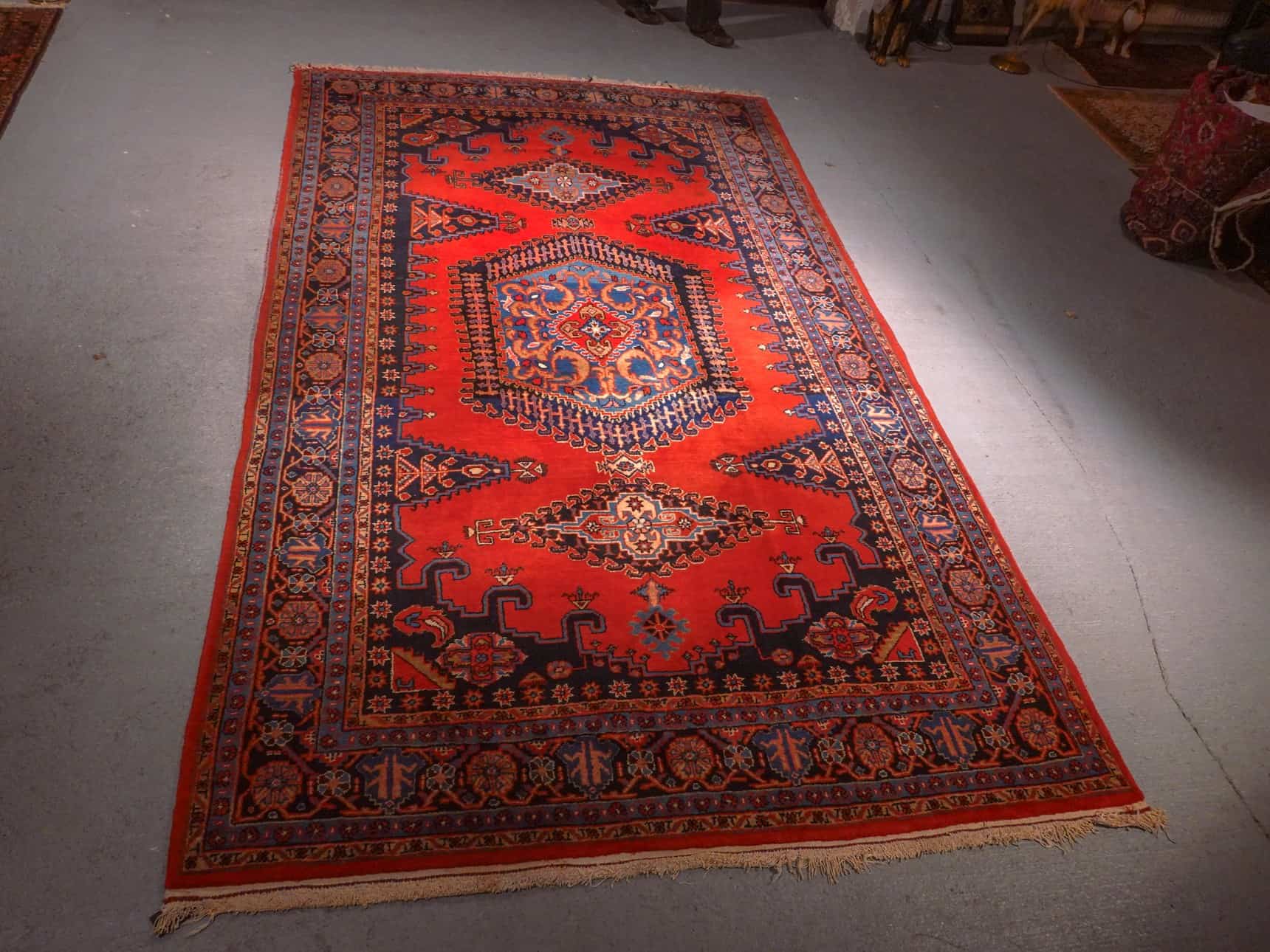 Punainen käsinsolmittu Wiss-villamatto, 390 × 225 cm