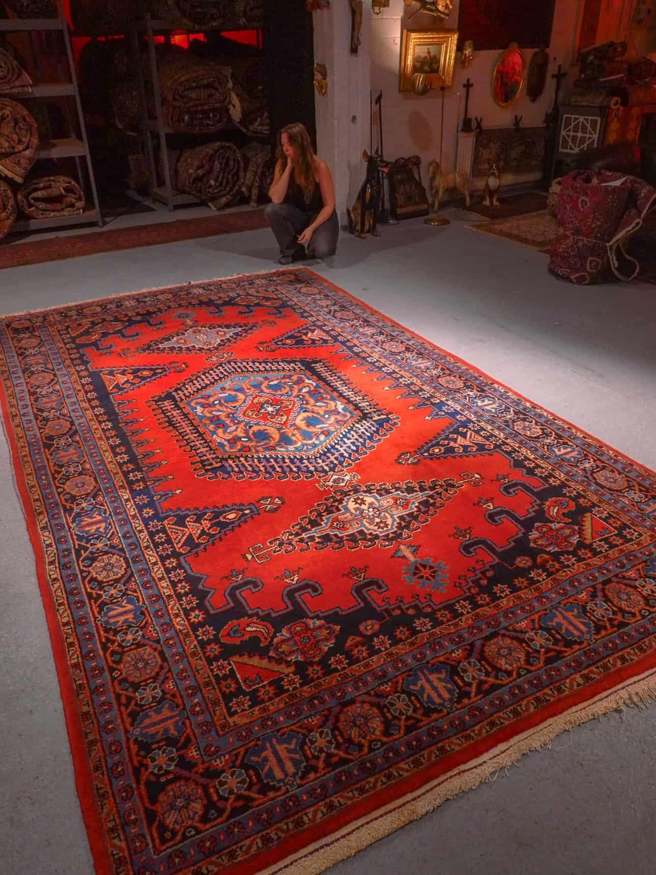 Punainen käsinsolmittu Wiss-villamatto, 390 × 225 cm