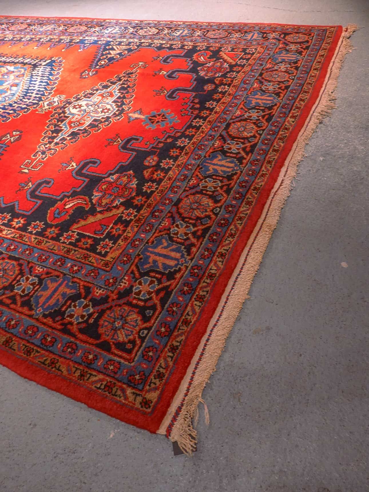 Punainen käsinsolmittu Wiss-villamatto, 390 × 225 cm