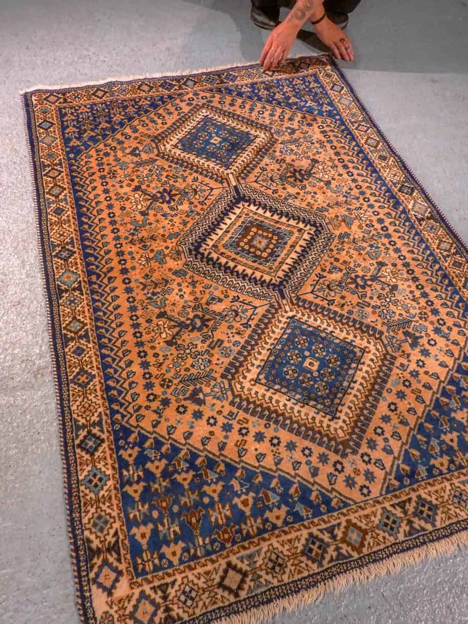 Maanläheinen käsinsolmittu Yalame-villamatto, 146 × 102 cm