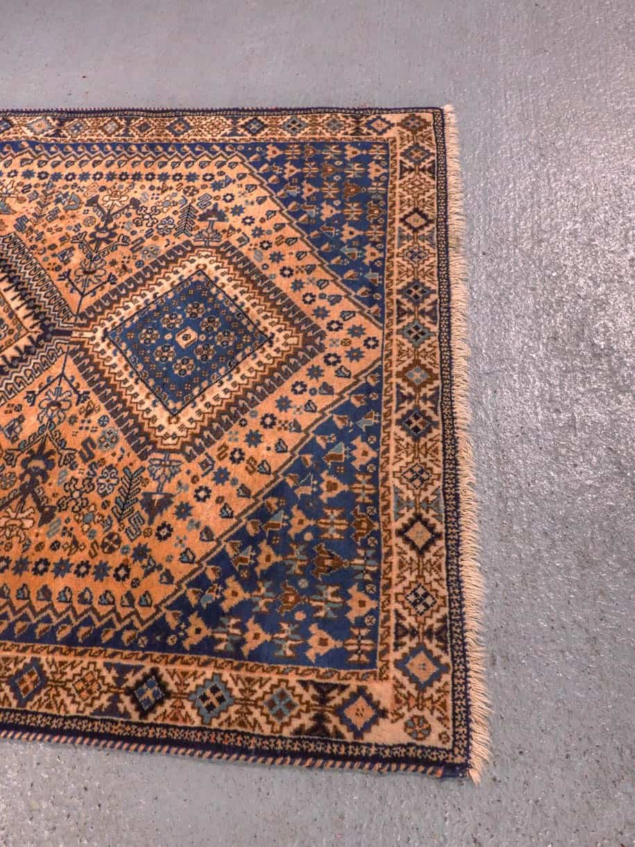 Maanläheinen käsinsolmittu Yalame-villamatto, 146 × 102 cm