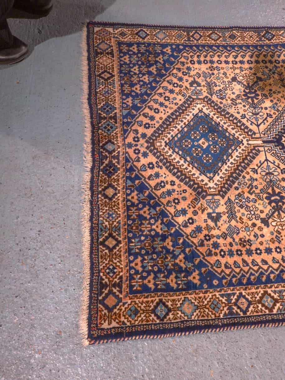 Maanläheinen käsinsolmittu Yalame-villamatto, 146 × 102 cm
