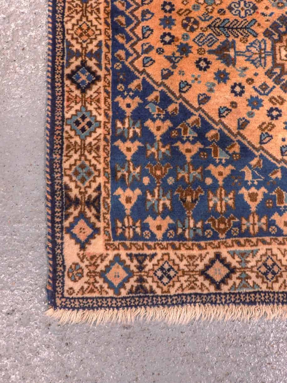Maanläheinen käsinsolmittu Yalame-villamatto, 146 × 102 cm