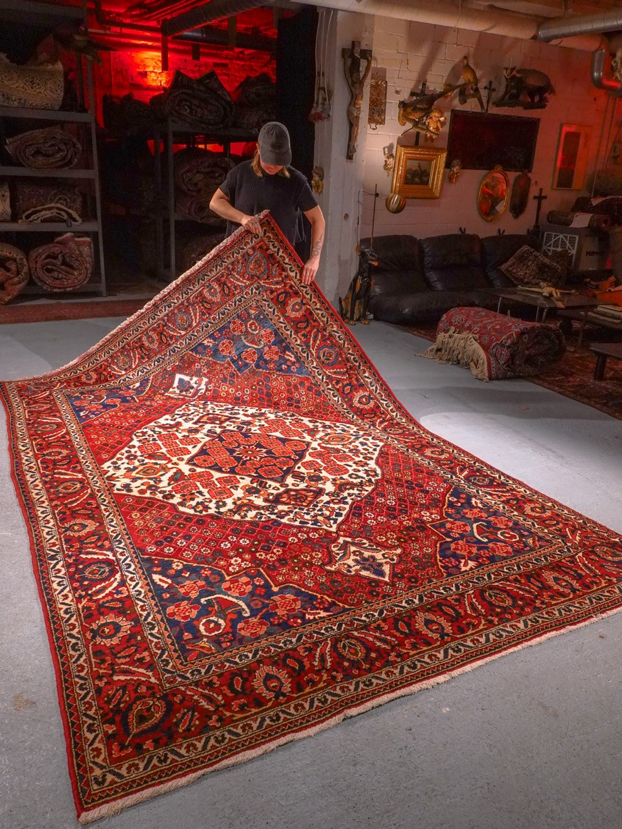 Punainen käsinsolmittu Bahtijaari-villamatto, 314 × 215 cm