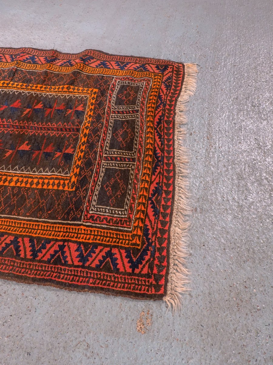 Maanläheinen käsinsolmittu Balutsi-villamatto, 136 × 87 cm
