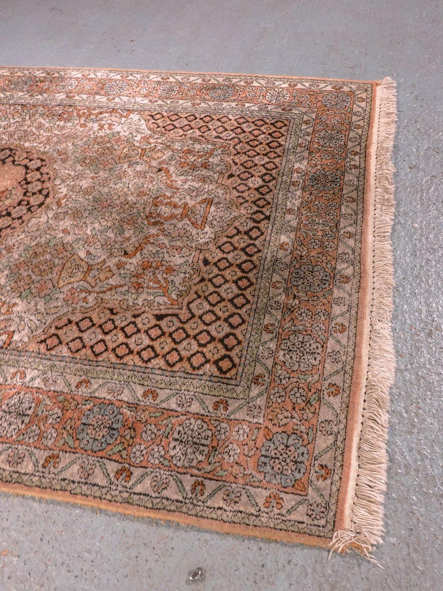 Maanläheinen käsinsolmittu Ghom-silkkimatto, 149 × 95 cm