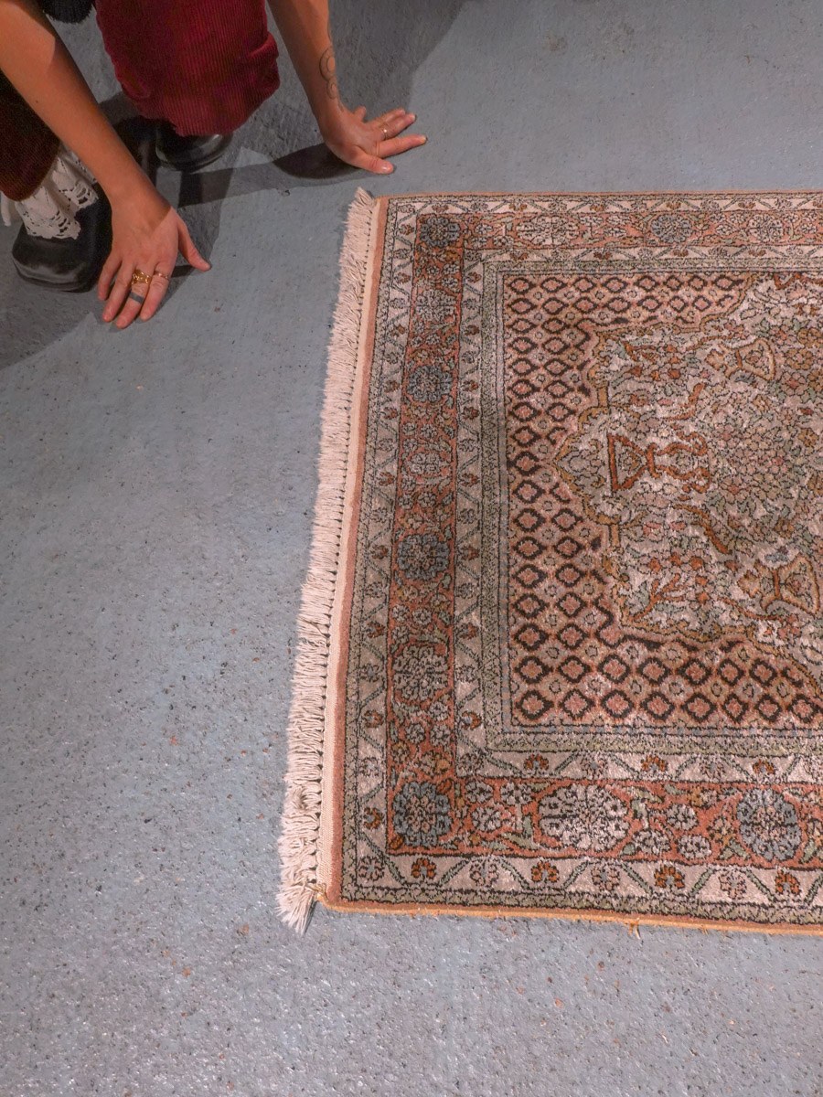 Maanläheinen käsinsolmittu Ghom-silkkimatto, 149 × 95 cm