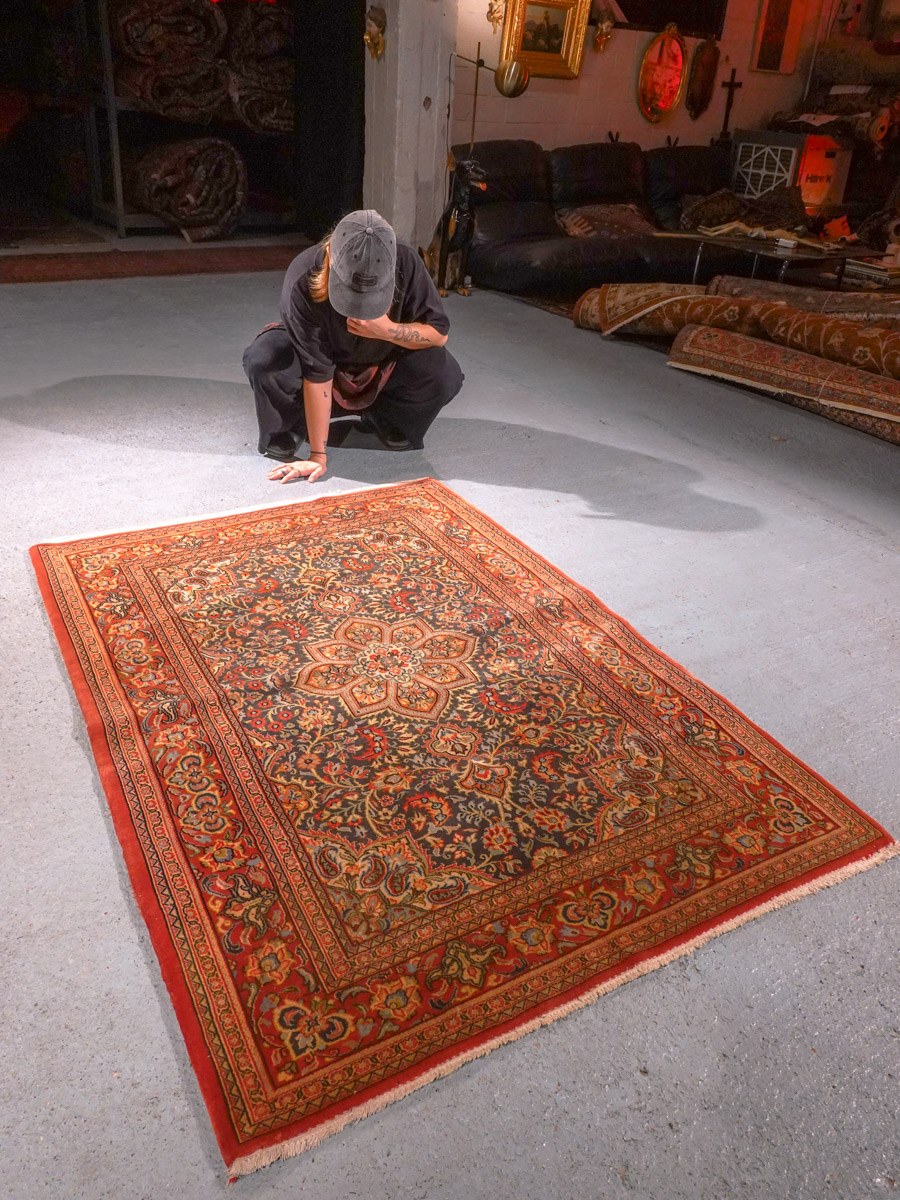 Punainen käsinsolmittu Ghom-villamatto, 156 × 109 cm