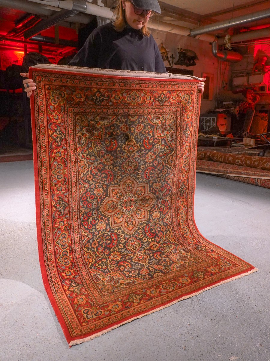 Punainen käsinsolmittu Ghom-villamatto, 156 × 109 cm