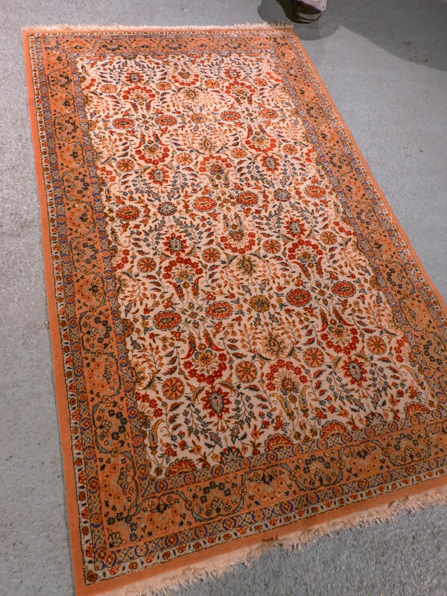 Vaalea käsinsolmittu Ghom-villamatto, 159 × 95 cm