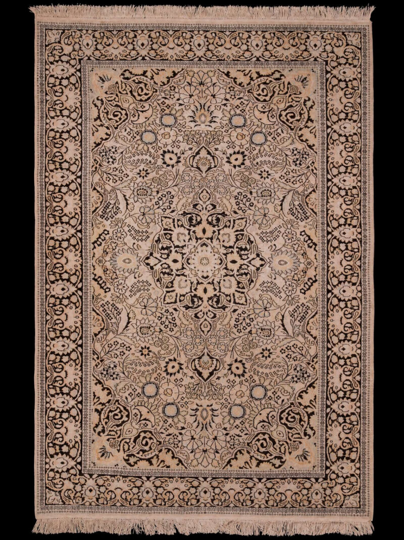Vaalea käsinsolmittu Kashmir-silkkimatto, 275 × 188 cm