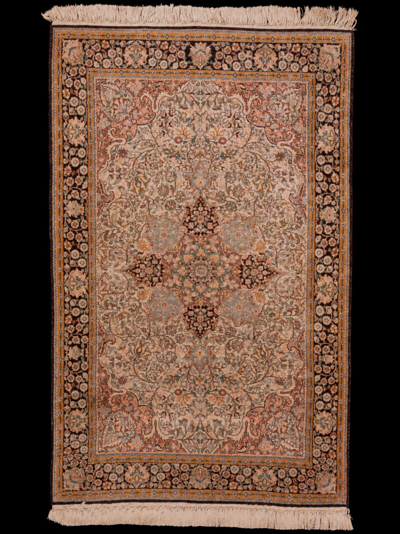 Vaalea käsinsolmittu Kashmir-silkkimatto, 188 × 121 cm