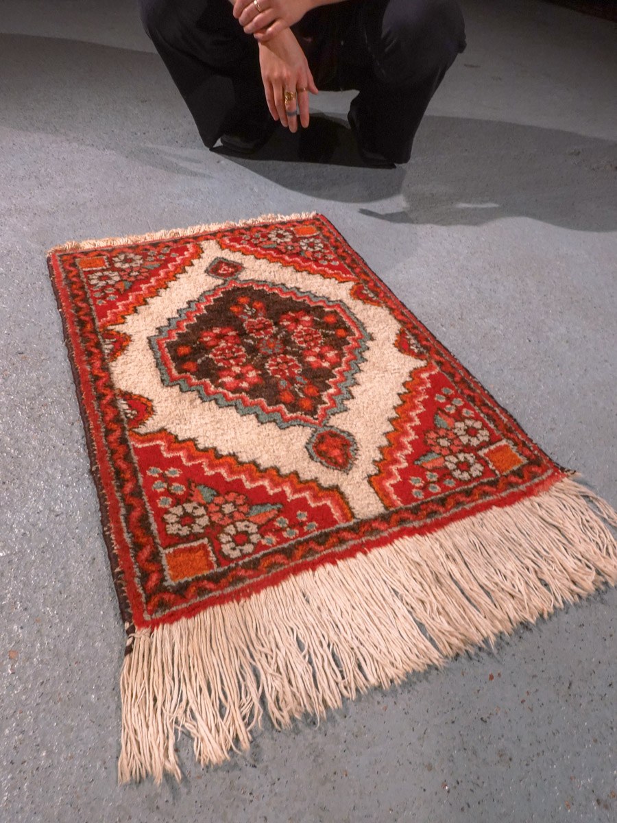 Punainen käsinsolmittu Hamadan-villamatto, 84 × 53 cm