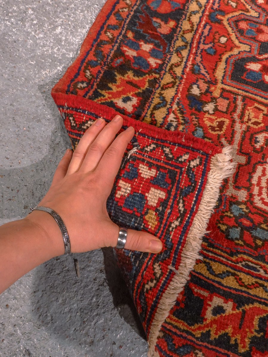Punainen käsinsolmittu Heriz-villamatto, 114 × 79 cm