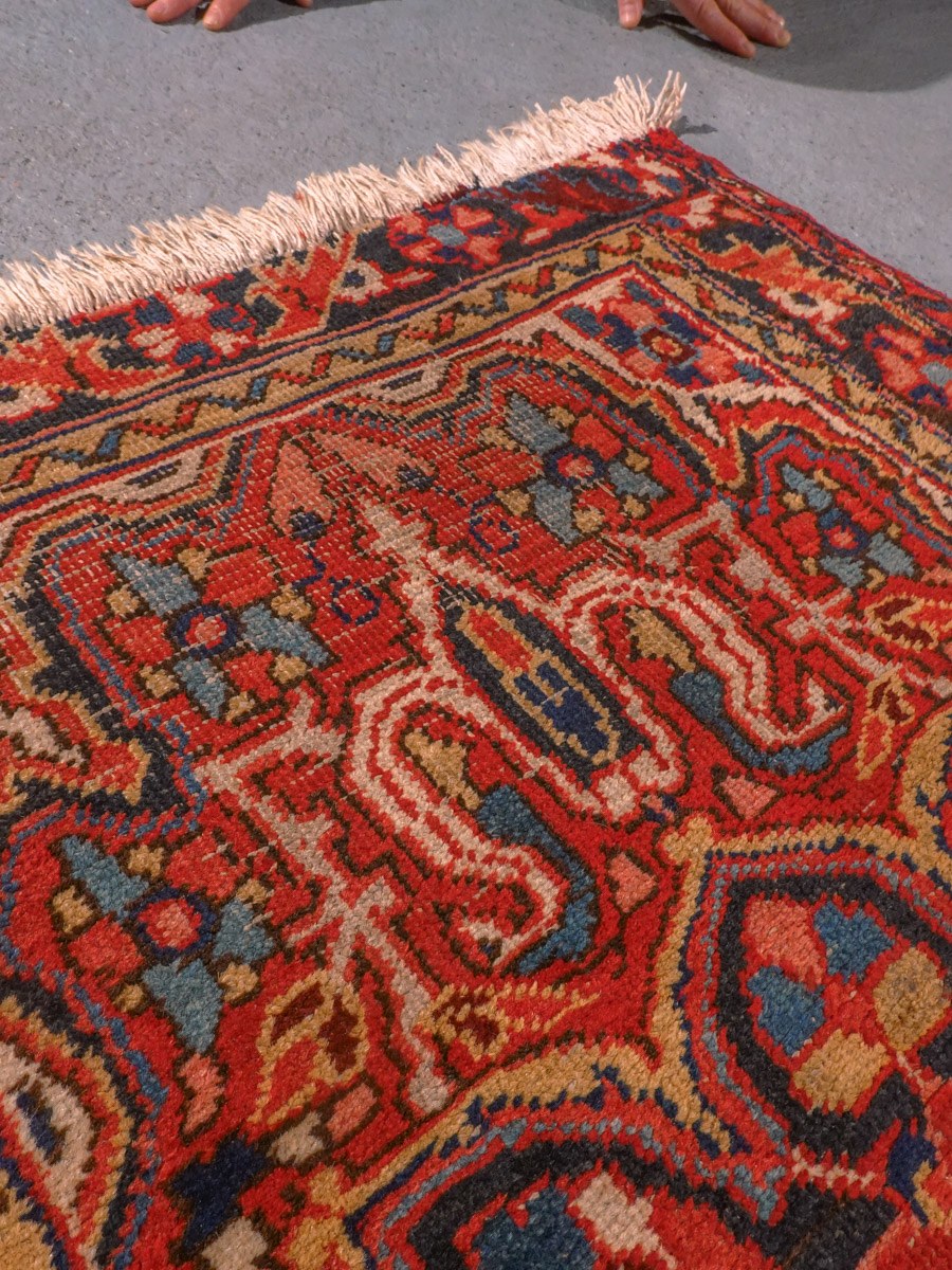 Punainen käsinsolmittu Heriz-villamatto, 114 × 79 cm
