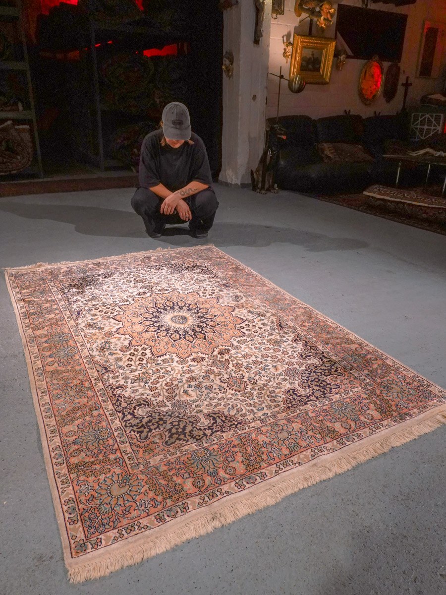 Vaalea käsinsolmittu Kashmir-villamatto, 193 × 124 cm