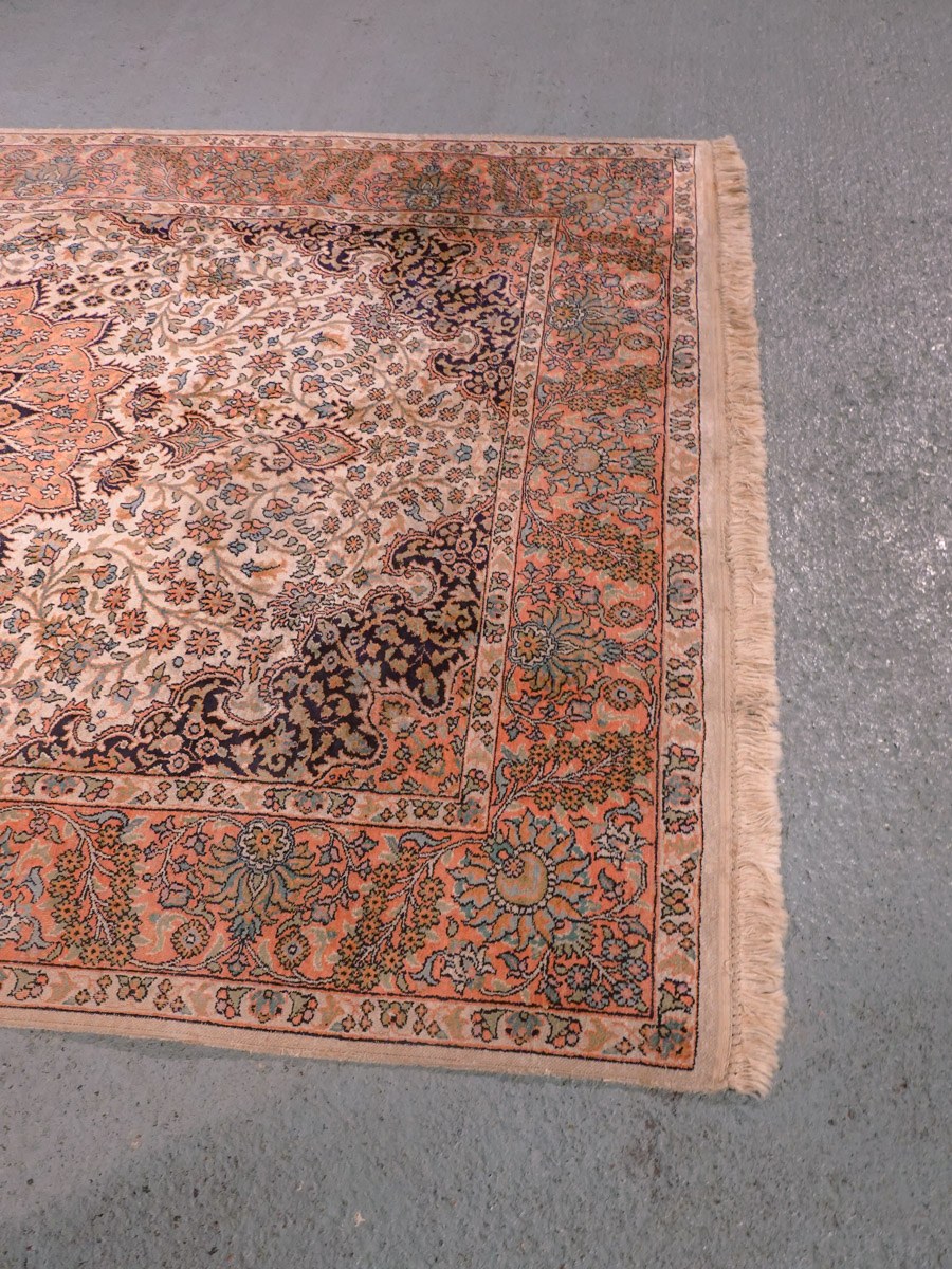 Vaalea käsinsolmittu Kashmir-villamatto, 193 × 124 cm