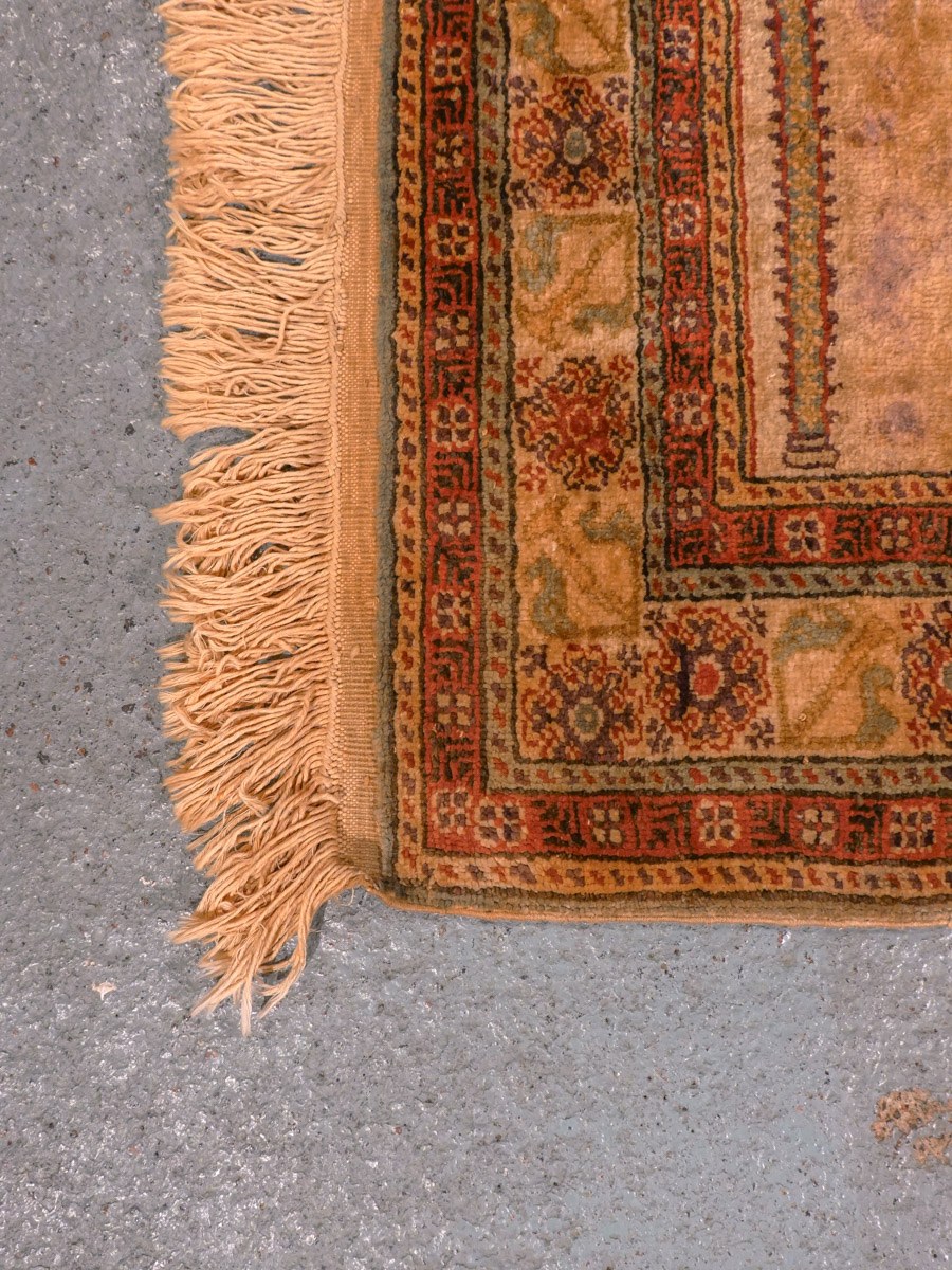Maanläheinen käsinsolmittu Kayseri-silkkimatto, 146 × 91 cm