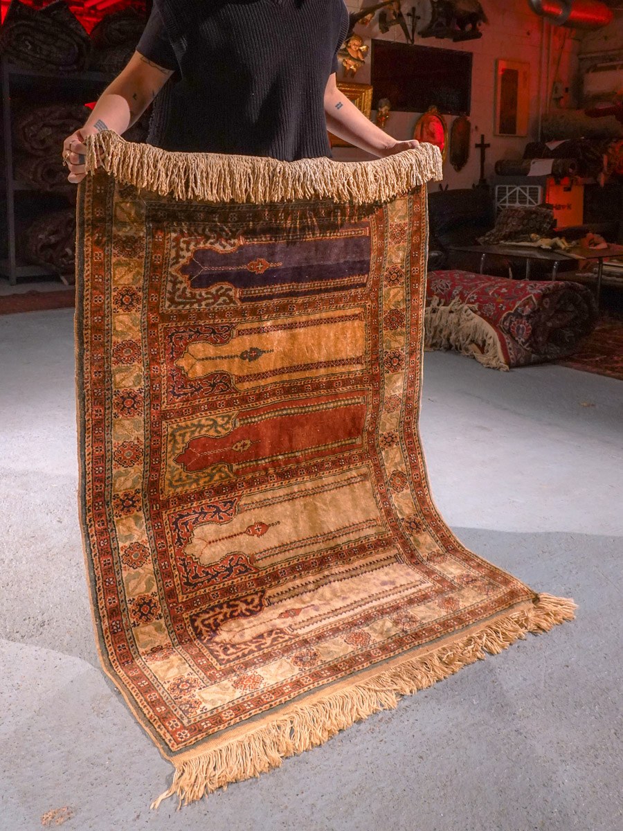 Maanläheinen käsinsolmittu Kayseri-silkkimatto, 146 × 91 cm