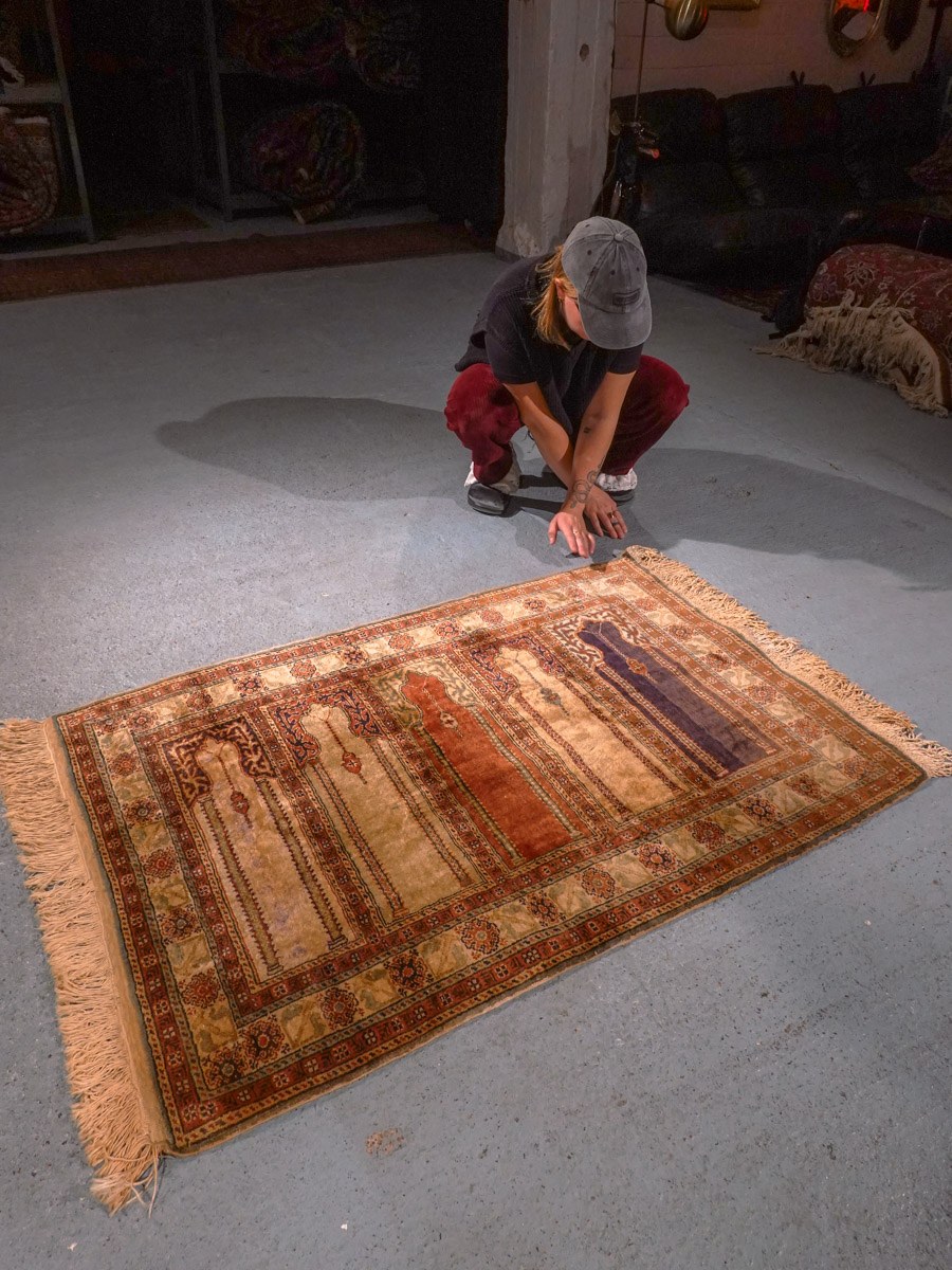 Maanläheinen käsinsolmittu Kayseri-silkkimatto, 146 × 91 cm