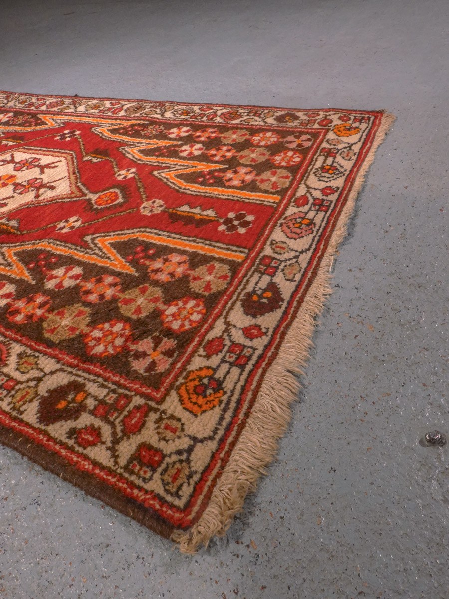 Punainen käsinsolmittu Mazleghan-villamatto, 128 × 81 cm