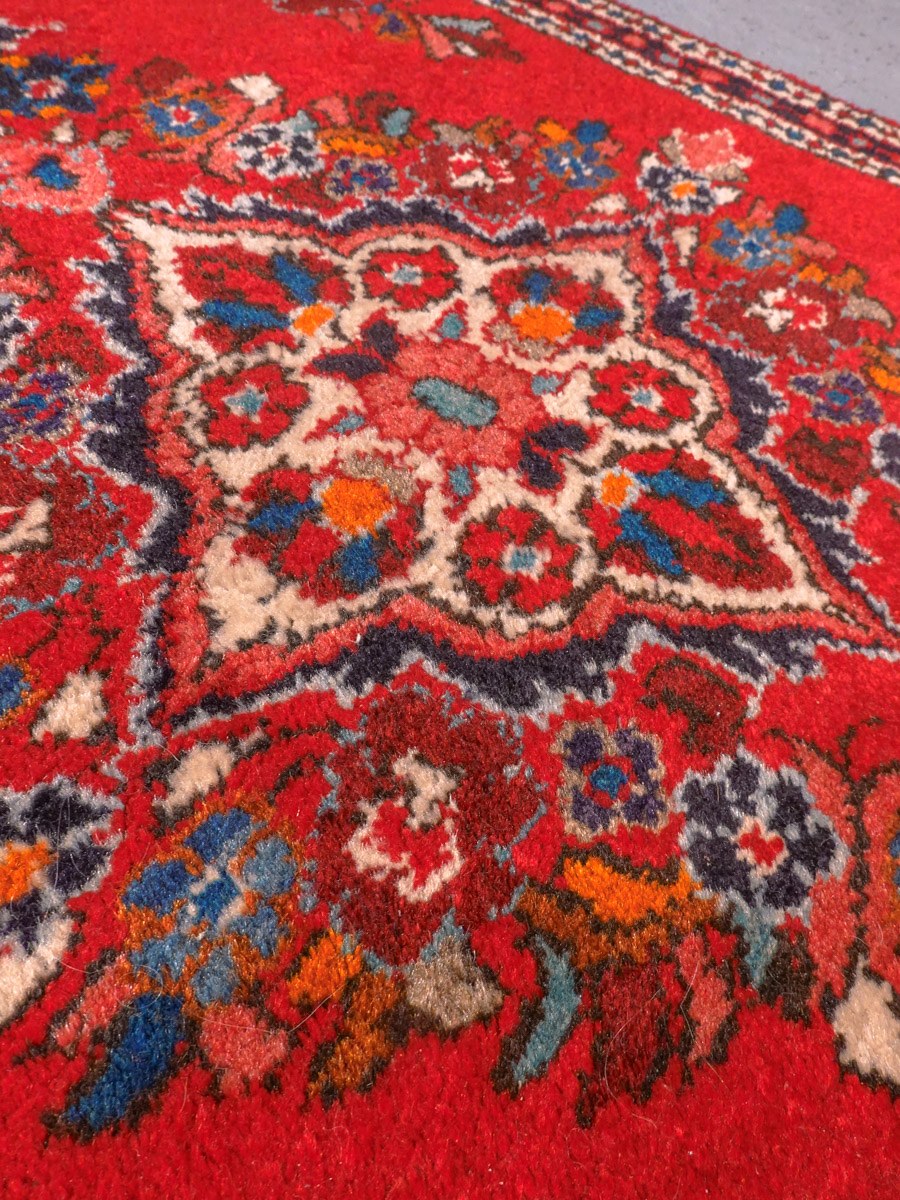 Punainen käsinsolmittu Sarouk-villamatto, 130 × 71 cm