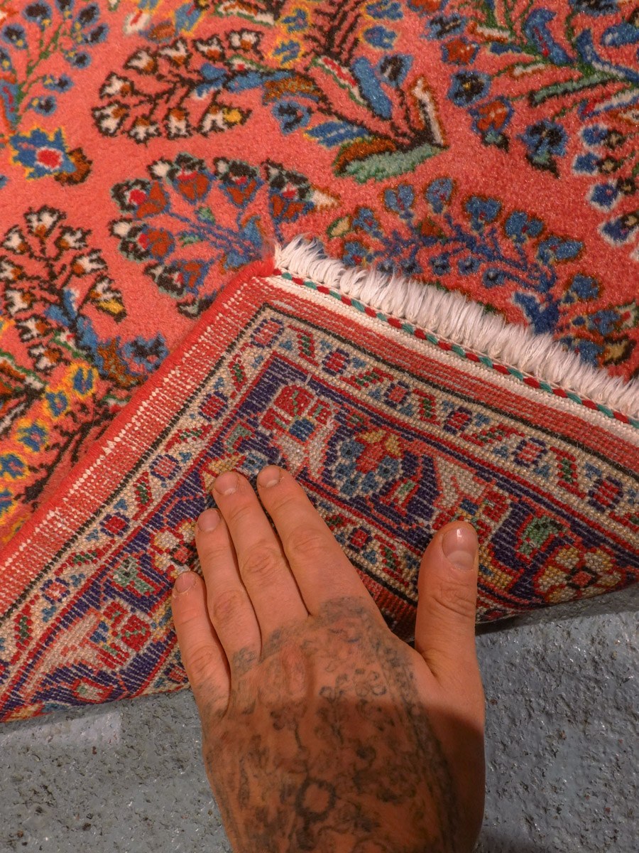 Punainen käsinsolmittu Sarouk-villamatto, 131 × 68 cm