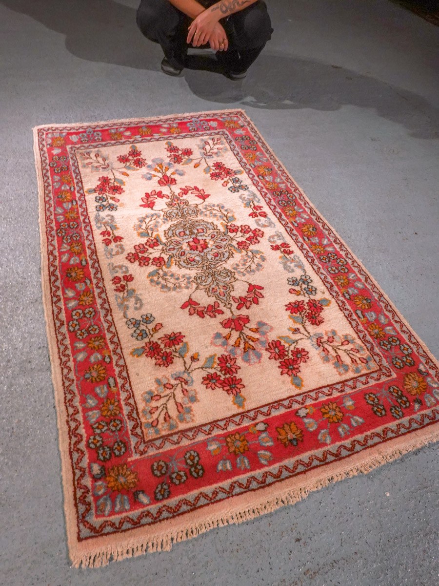 Punainen käsinsolmittu Sarouk-villamatto, 150 × 90 cm