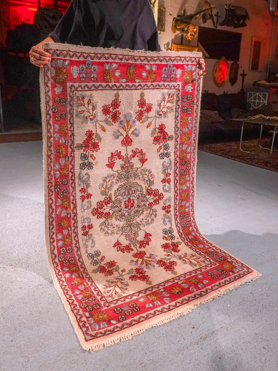 Punainen käsinsolmittu Sarouk-villamatto, 150 × 90 cm