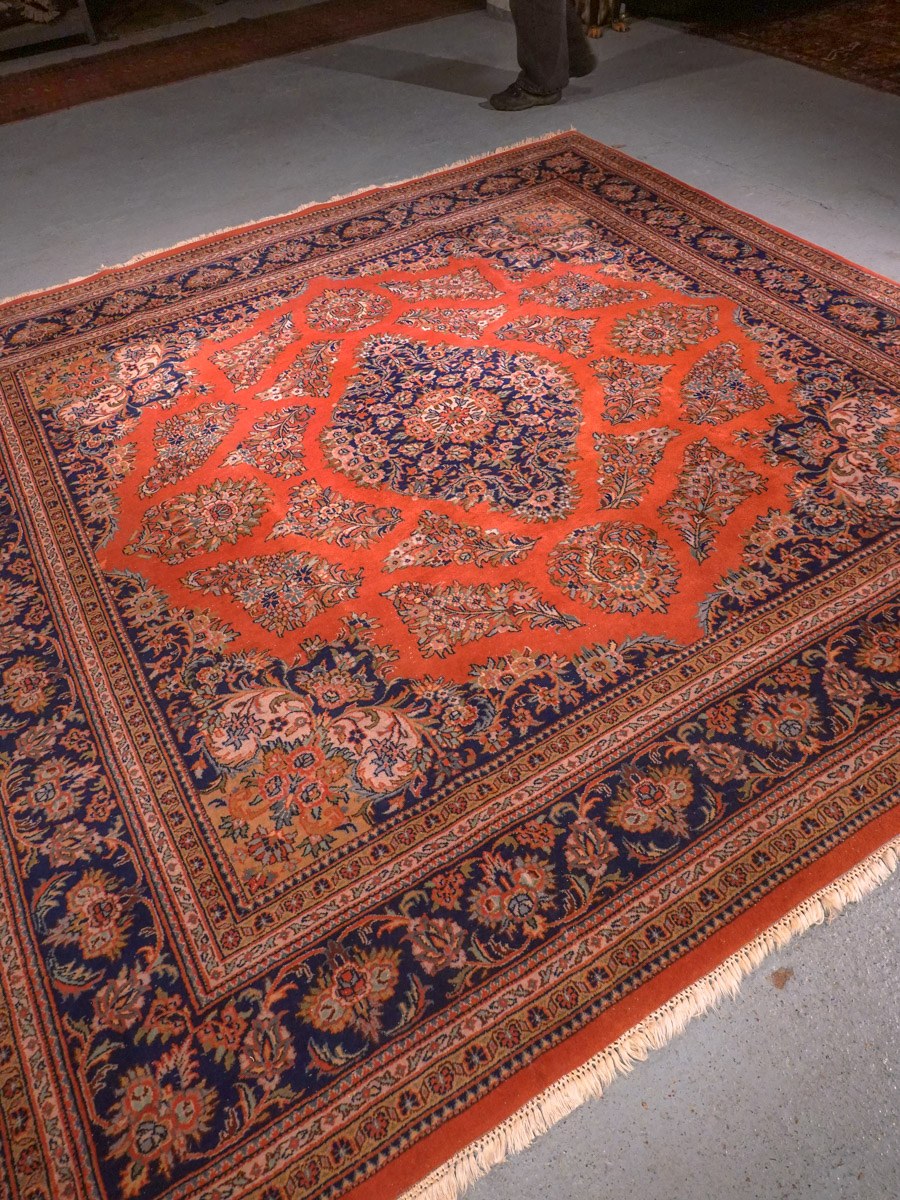 Punainen käsinsolmittu Sarouk-villamatto, 259 × 244 cm