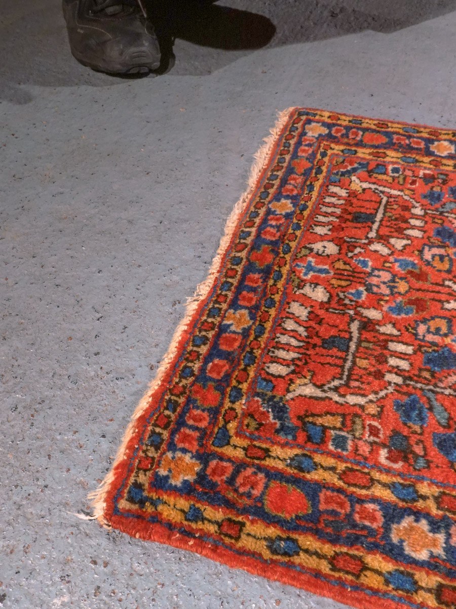 Punainen käsinsolmittu Sarouk-villamatto, 90 × 59 cm