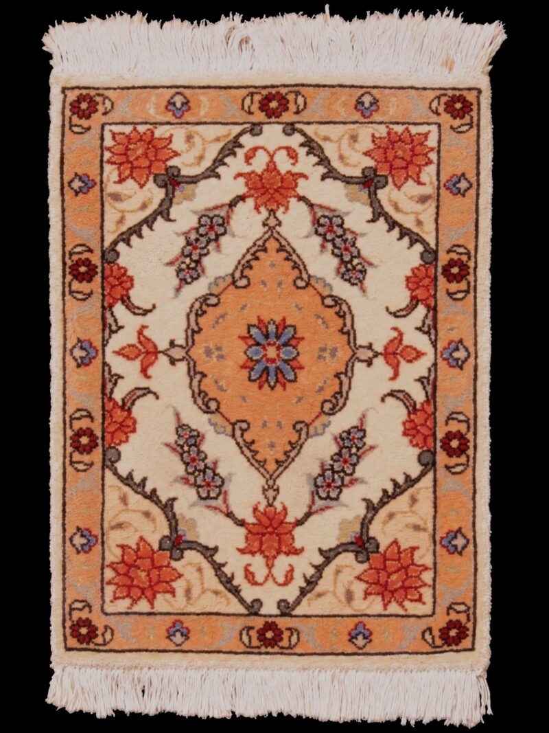 Vaalea käsinsolmittu Tabriz-villamatto, 52 × 33 cm