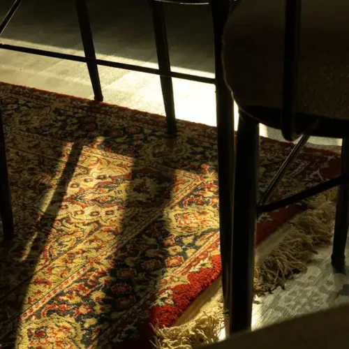 Näin puhdistat ja hoidat käsinsolmittua villa ja silkkimattoa kotona.